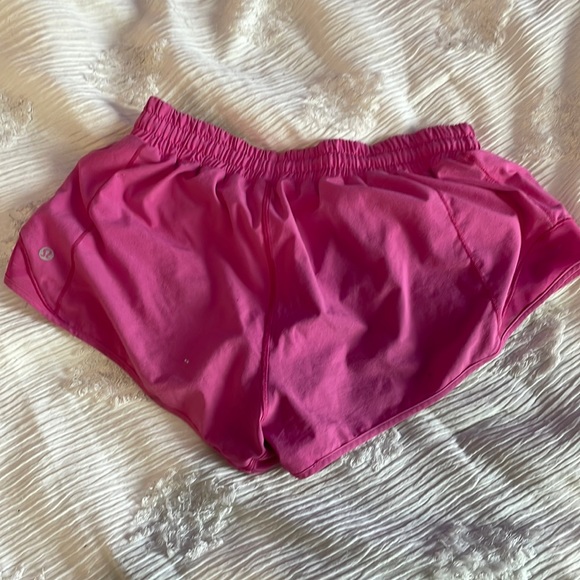 Lululemon hotty hots size 10 2.5 inch and no liner - Picture 2 of 4